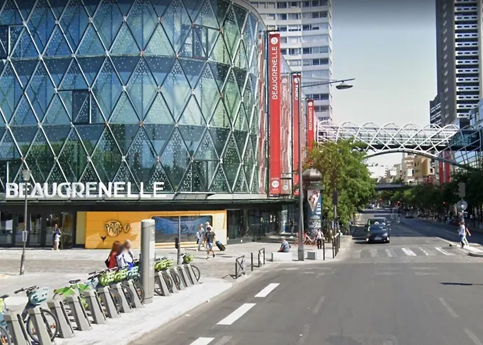 3-bedroom 15 In The Heart Of Trendy Cafes *
